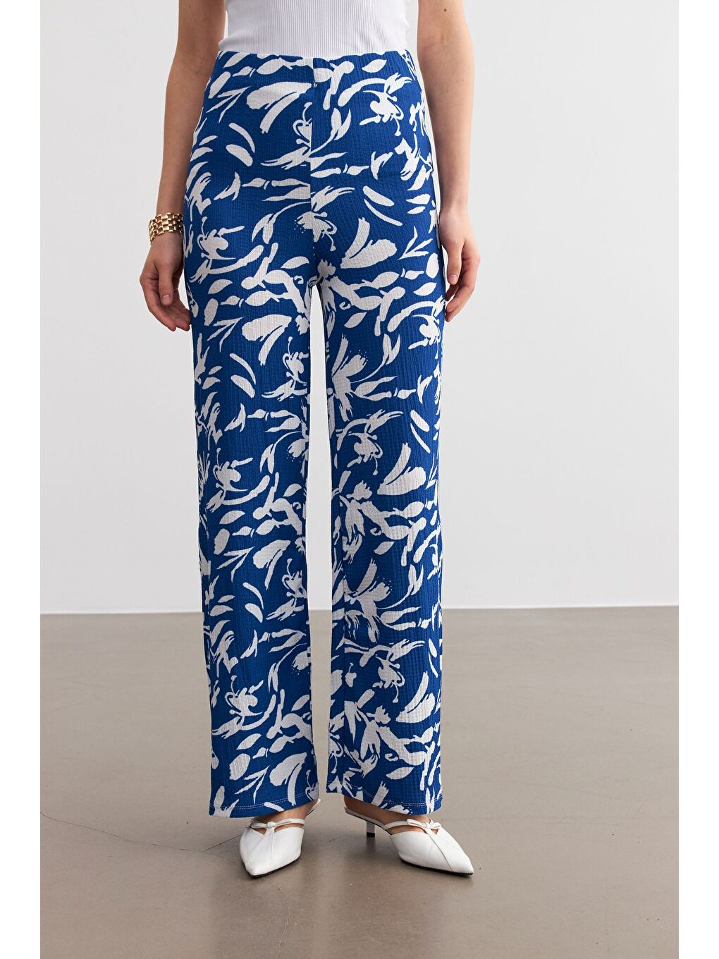 Kadın Mavi Beyaz Desenli Boru Paça Pantolon