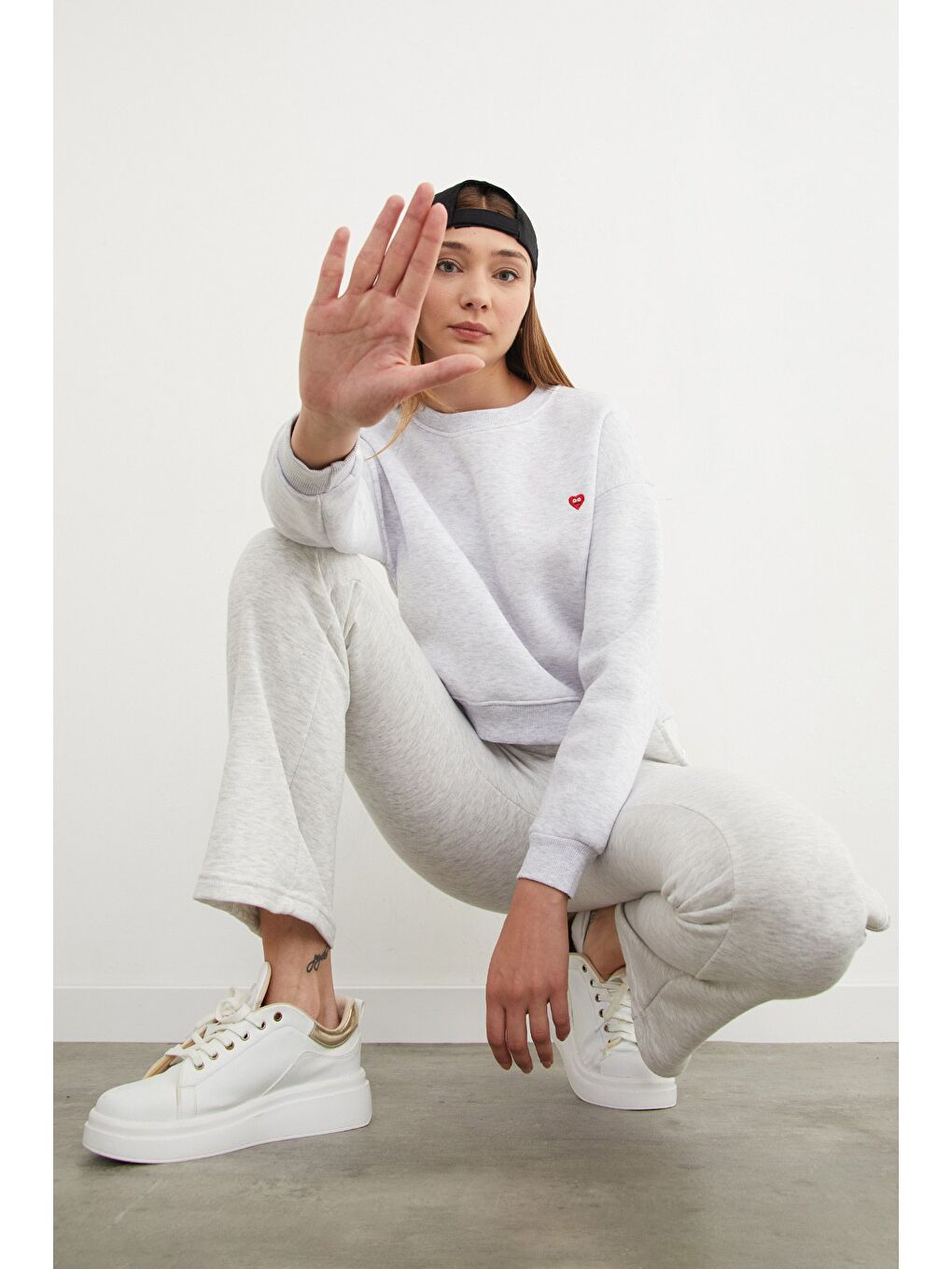 Gri 3 İplik Kalp Nakışlı Bisiklet Yaka Sweatshirt-3