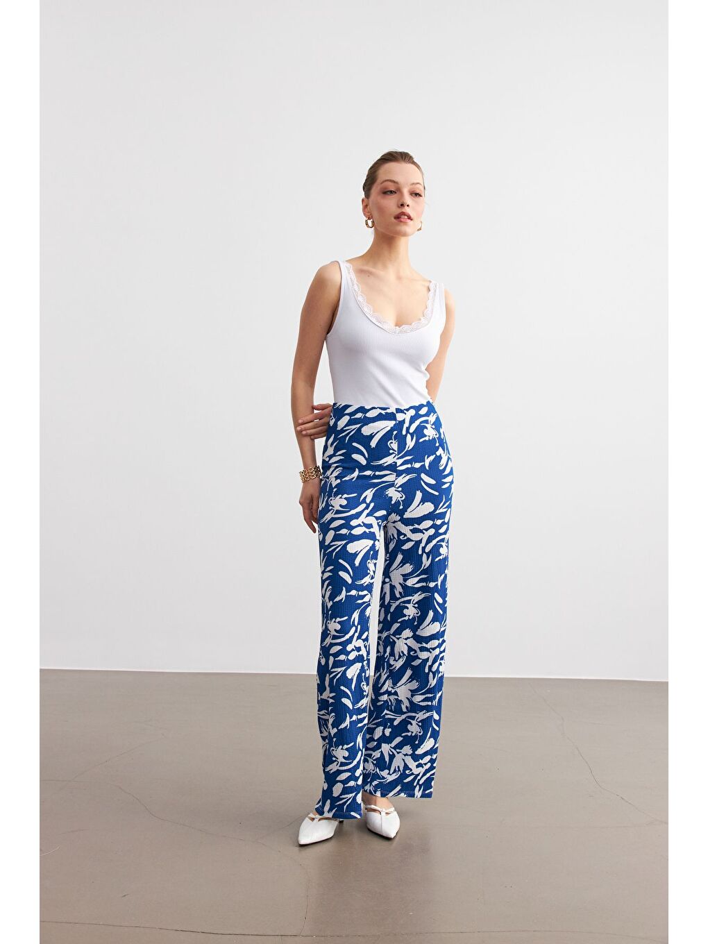 Kadın Mavi Beyaz Desenli Boru Paça Pantolon-1