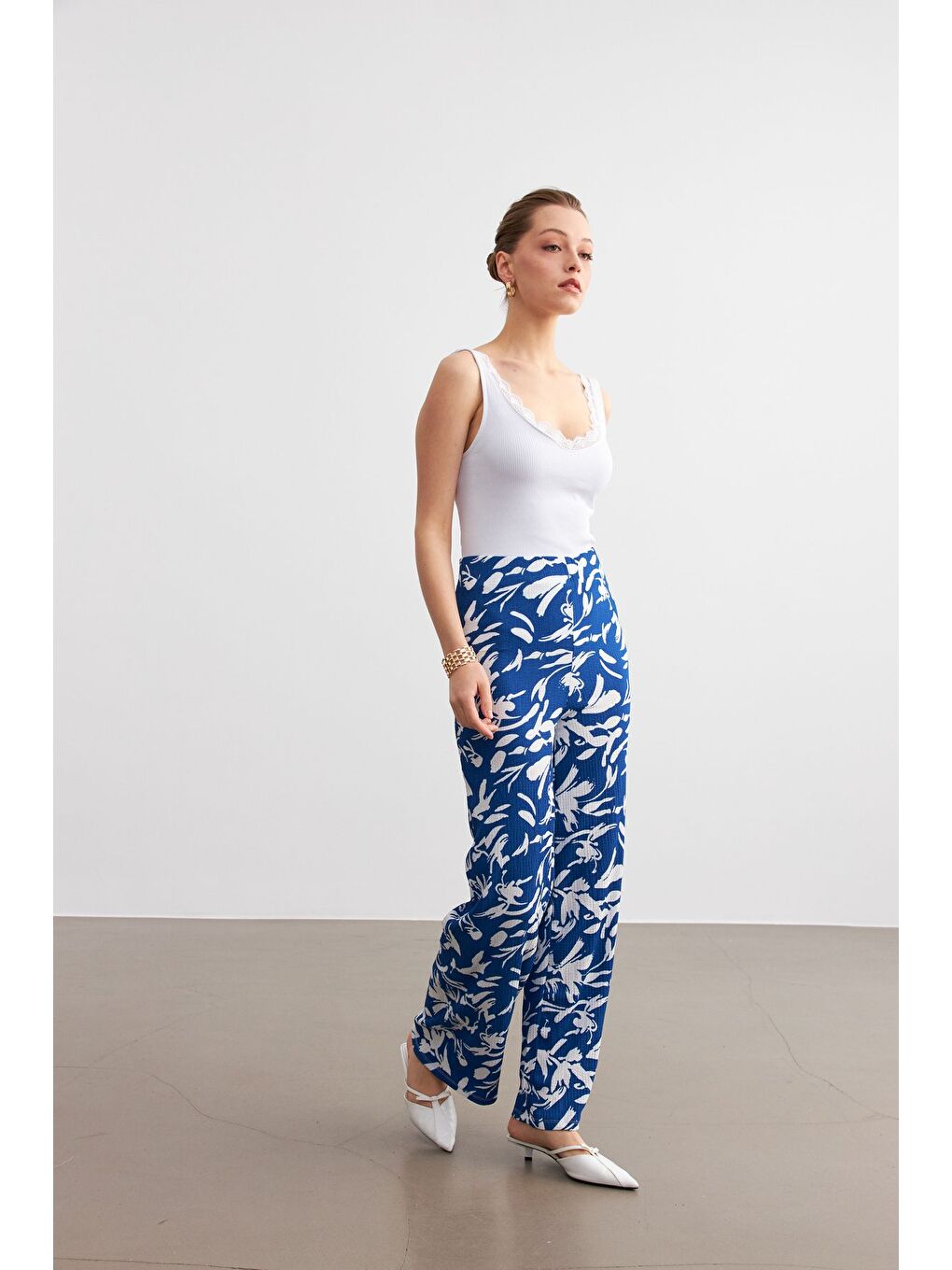 Kadın Mavi Beyaz Desenli Boru Paça Pantolon-2