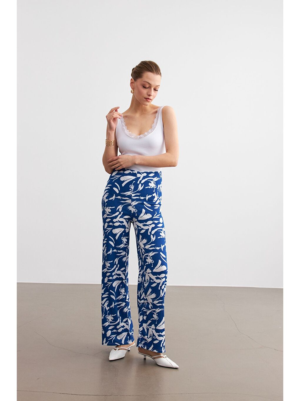 Kadın Mavi Beyaz Desenli Boru Paça Pantolon-3