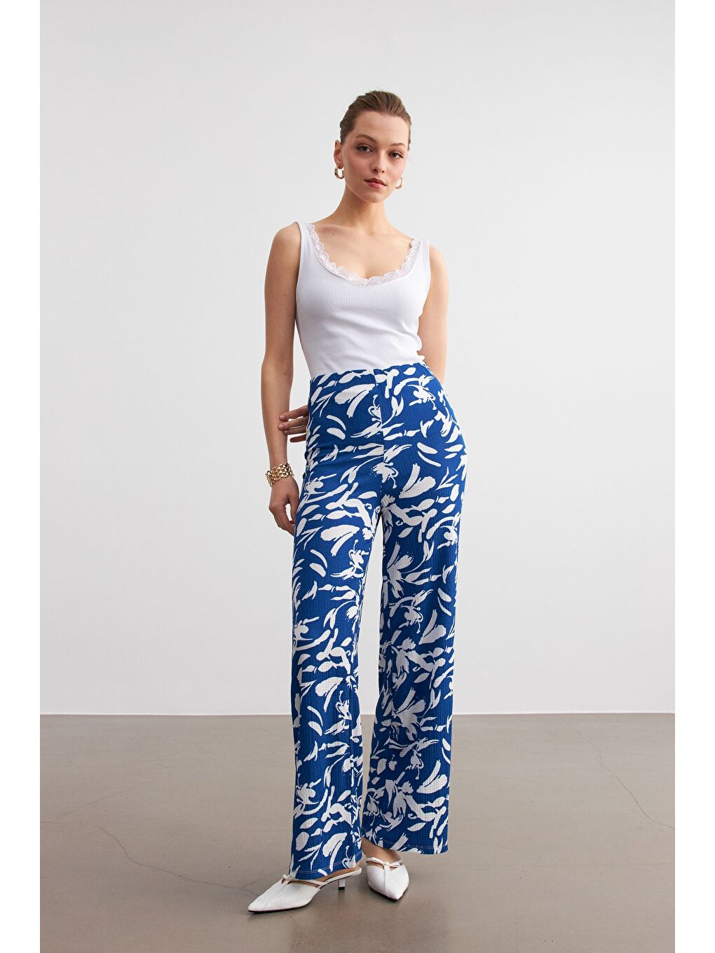 Kadın Mavi Beyaz Desenli Boru Paça Pantolon-4