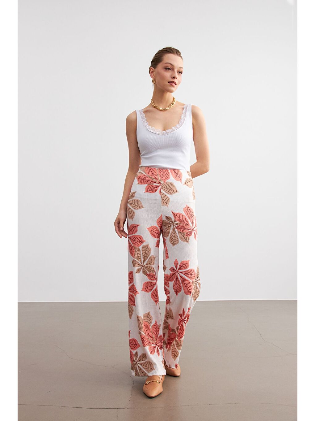 Kadın Turuncu Beyaz Çiçek Desenli Boru Paça Pantolon-1