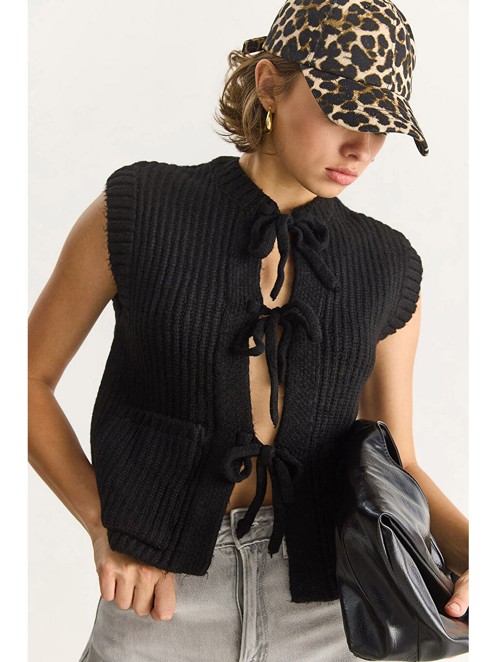 Siyah Kadın Önden Bağlamalı Cep Detaylı Triko Yelek