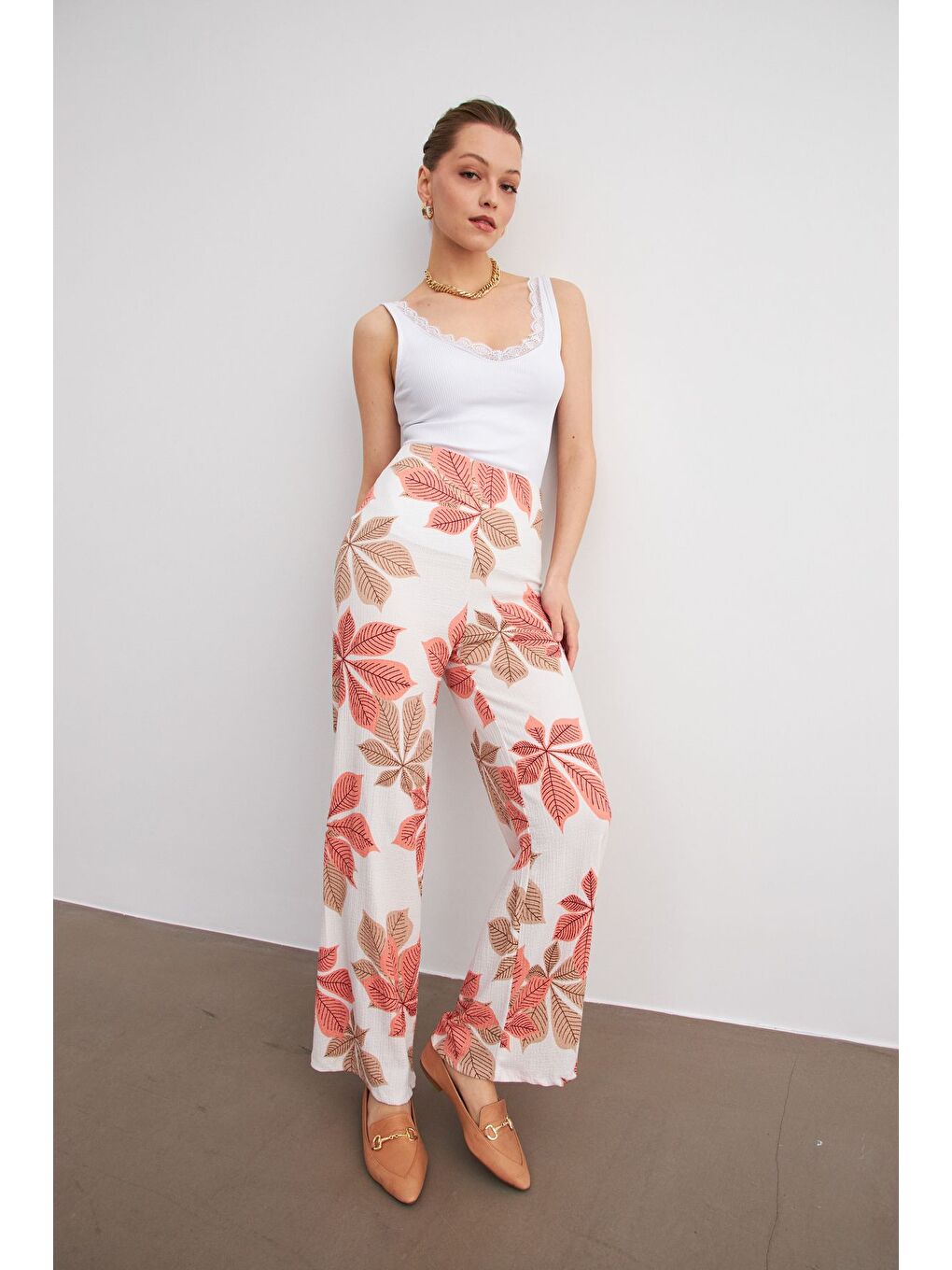 Kadın Turuncu Beyaz Çiçek Desenli Boru Paça Pantolon-3