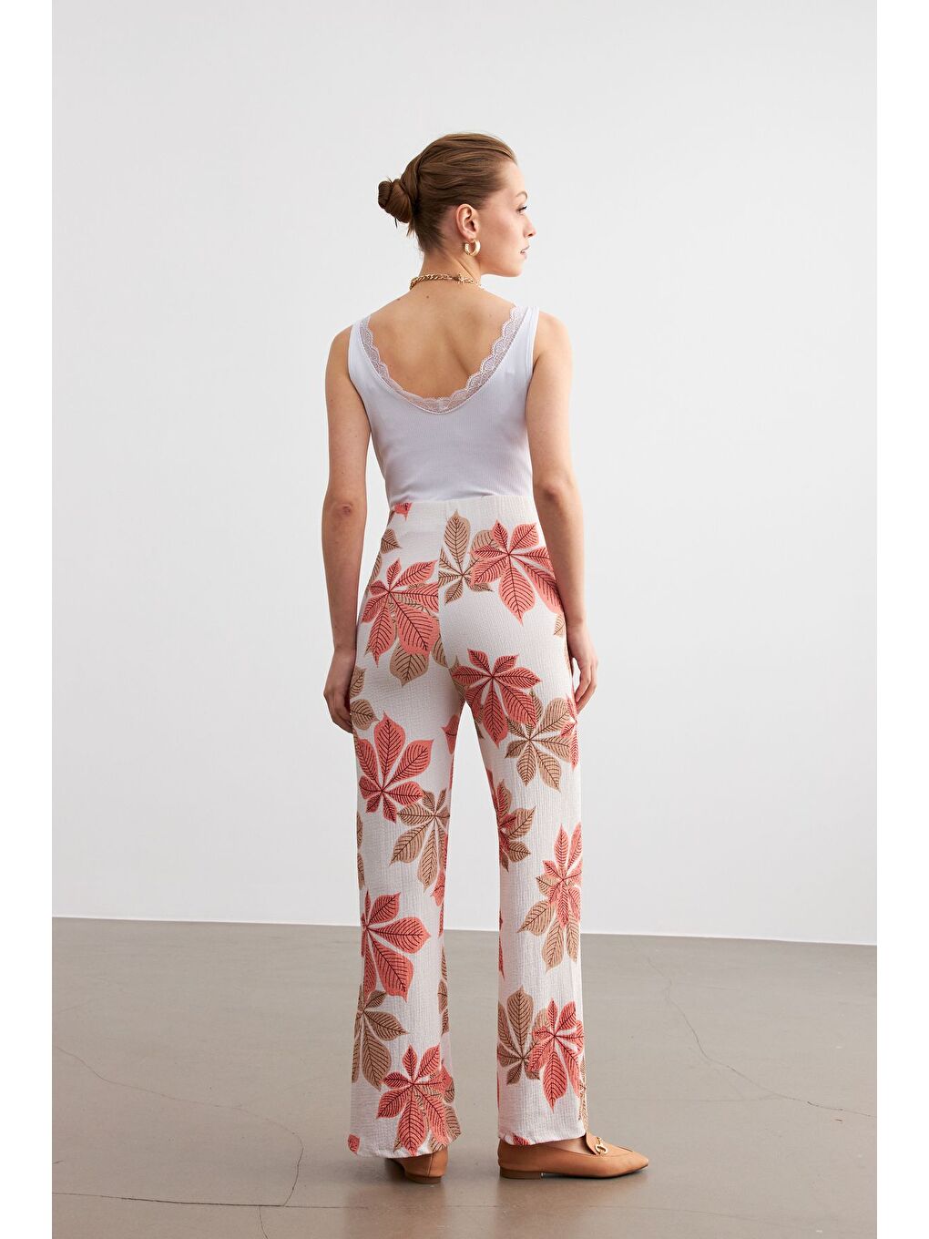 Kadın Turuncu Beyaz Çiçek Desenli Boru Paça Pantolon-4