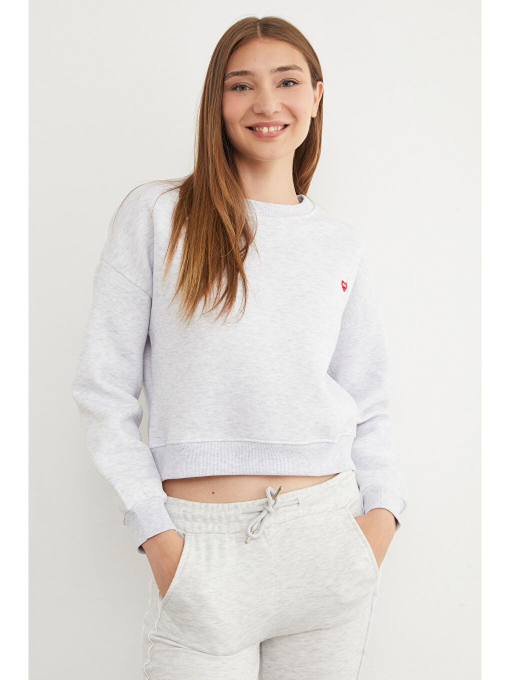 Gri 3 İplik Kalp Nakışlı Bisiklet Yaka Sweatshirt-4