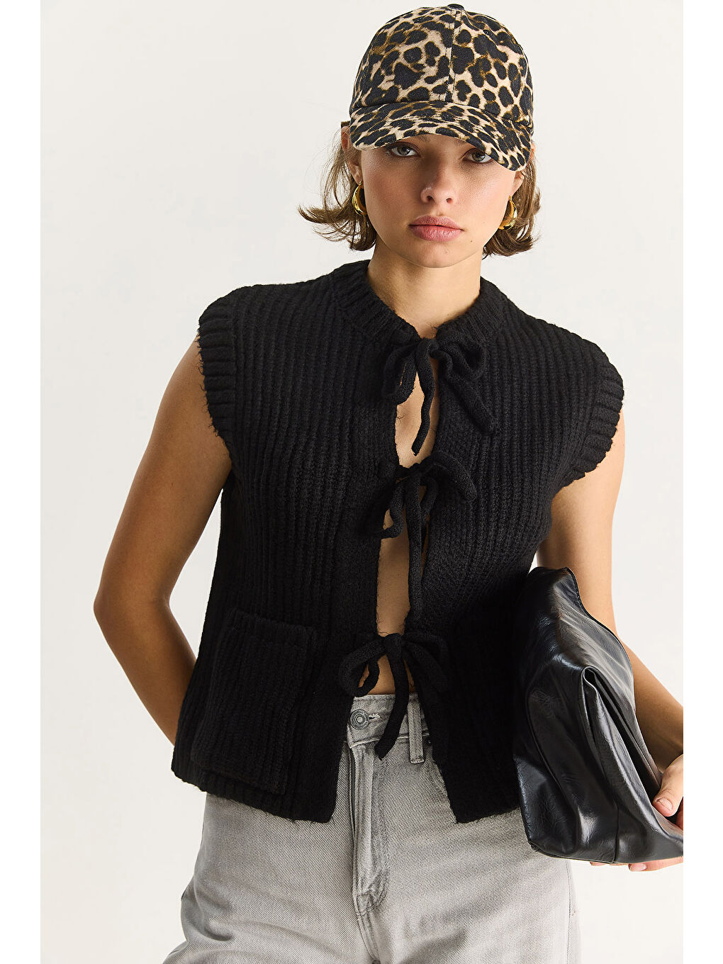 Siyah Kadın Önden Bağlamalı Cep Detaylı Triko Yelek-1