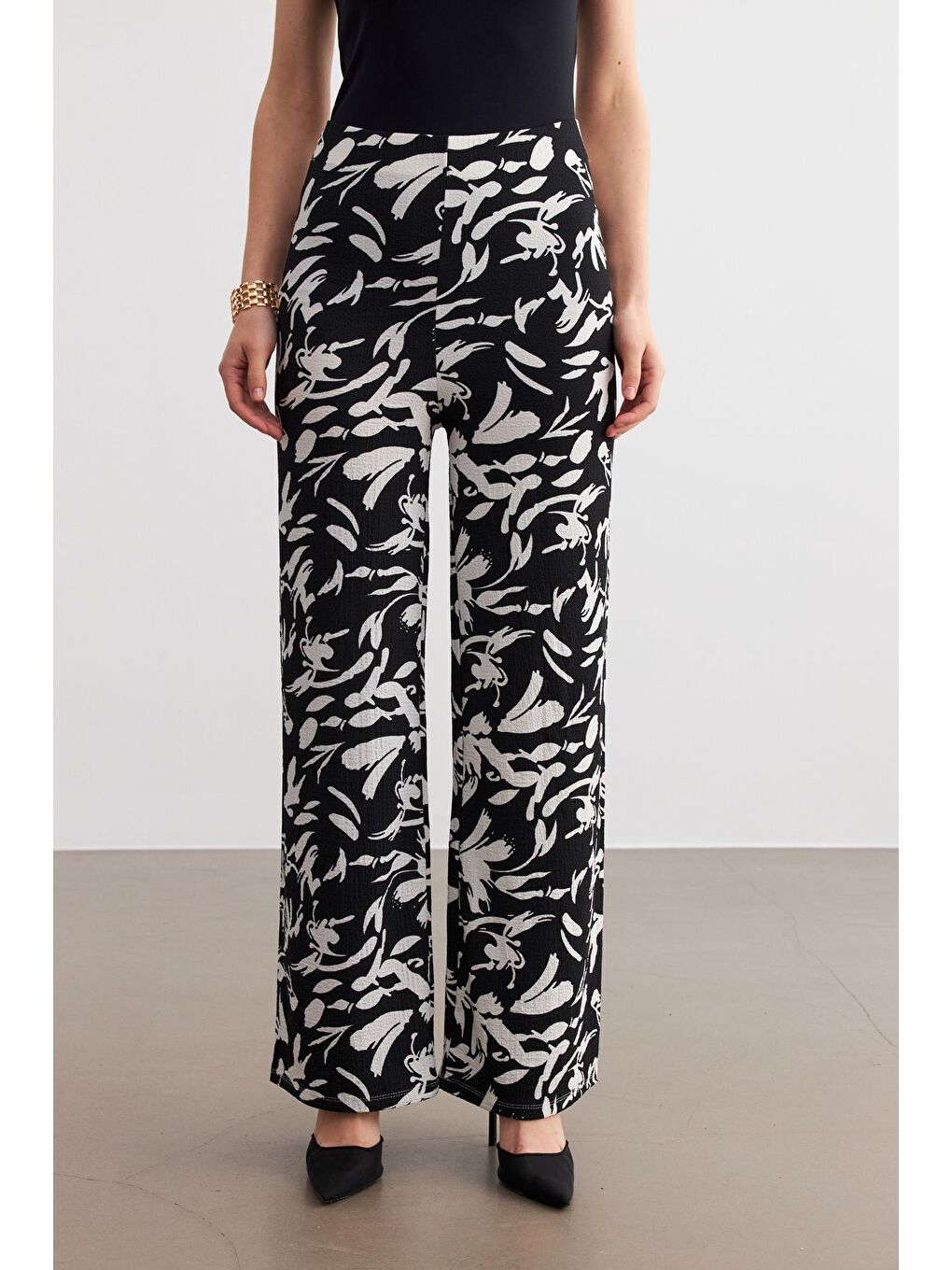 Kadın Siyah Beyaz Desenli Boru Paça Pantolon