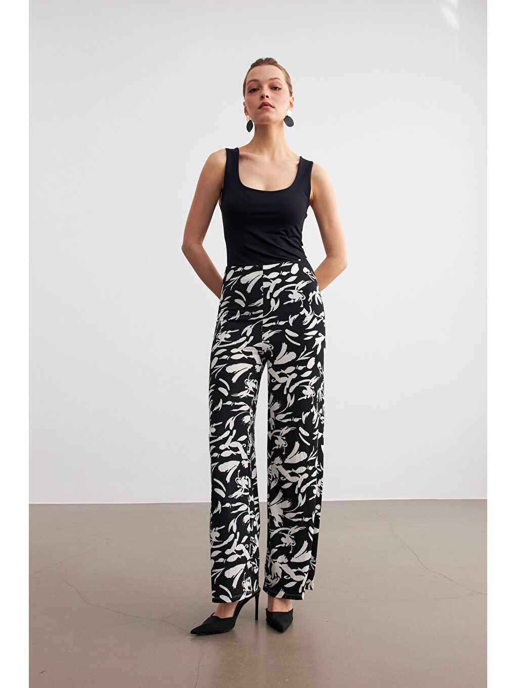 Kadın Siyah Beyaz Desenli Boru Paça Pantolon-1