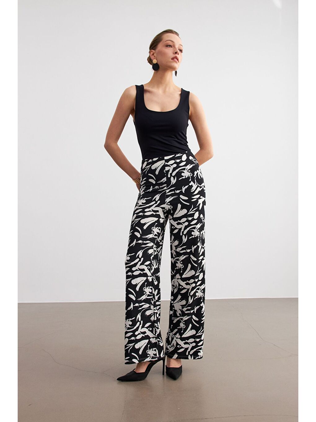 Kadın Siyah Beyaz Desenli Boru Paça Pantolon-2