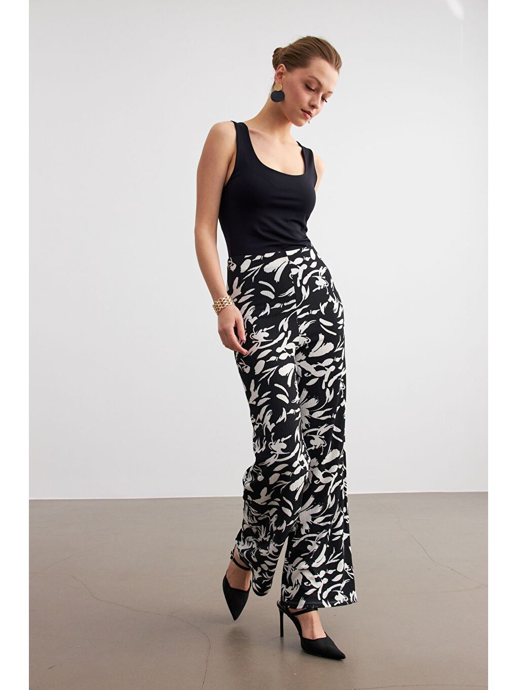 Kadın Siyah Beyaz Desenli Boru Paça Pantolon-3