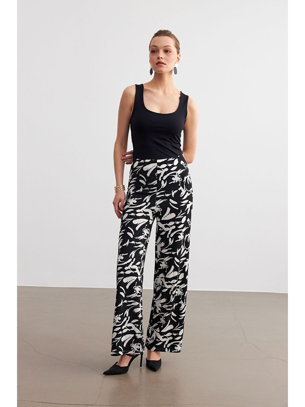 Kadın Siyah Beyaz Desenli Boru Paça Pantolon-4