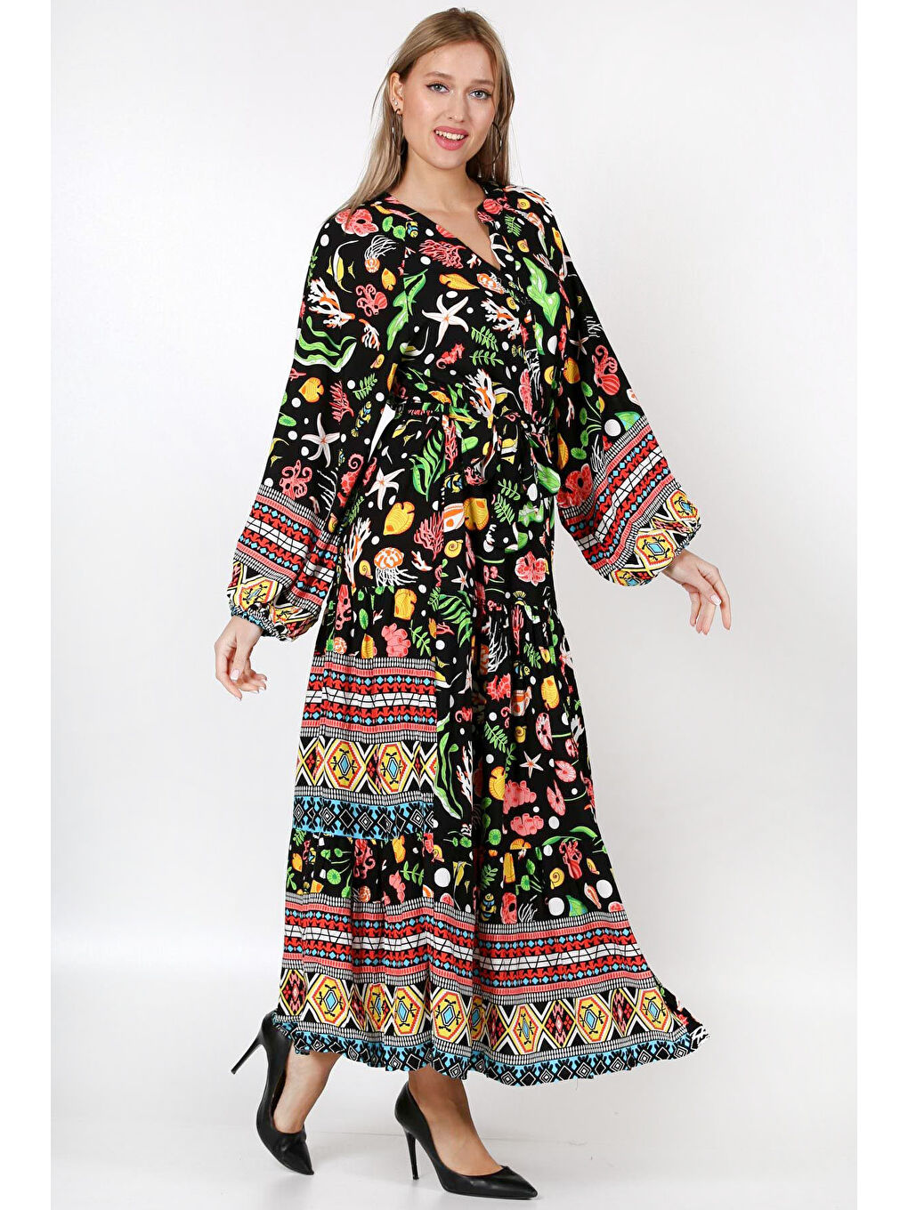 Siyah Patlı Yaka Balon Kol Desenli Kuşaklı Allover Baskılı Geniş Kesim Dokuma Elbise-2