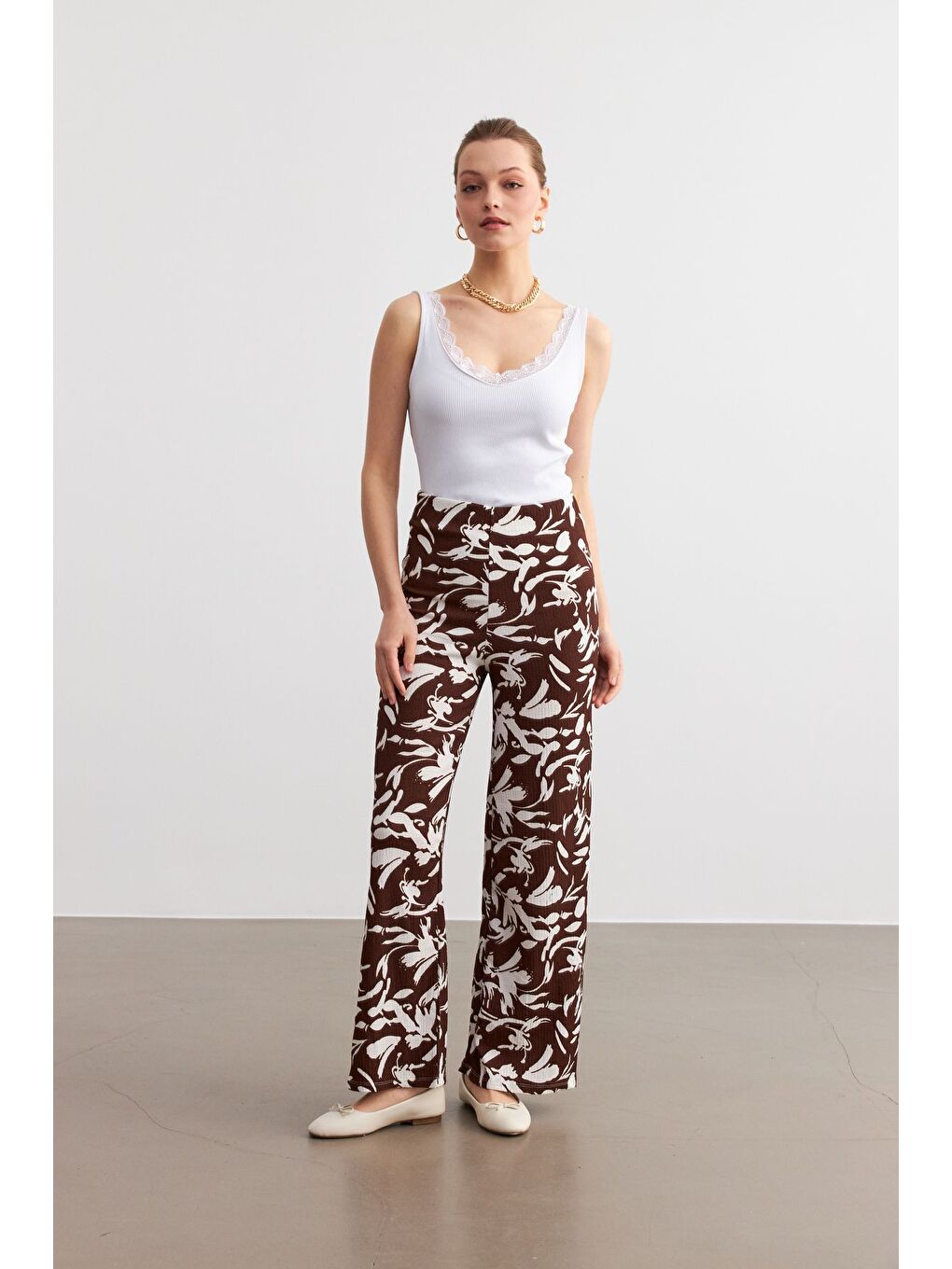 Kadın Kahverengi Beyaz Desenli Boru Paça Pantolon-1