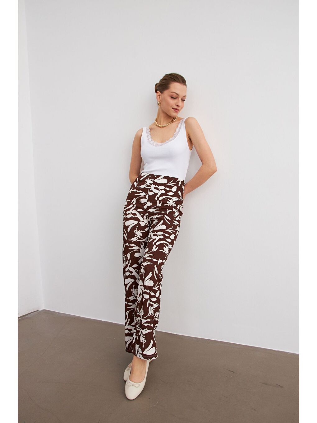 Kadın Kahverengi Beyaz Desenli Boru Paça Pantolon-3