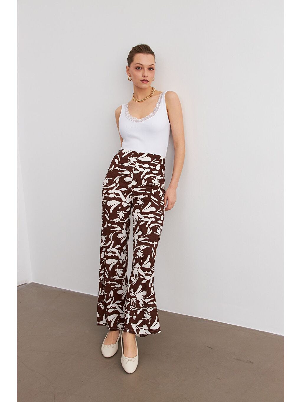 Kadın Kahverengi Beyaz Desenli Boru Paça Pantolon-4