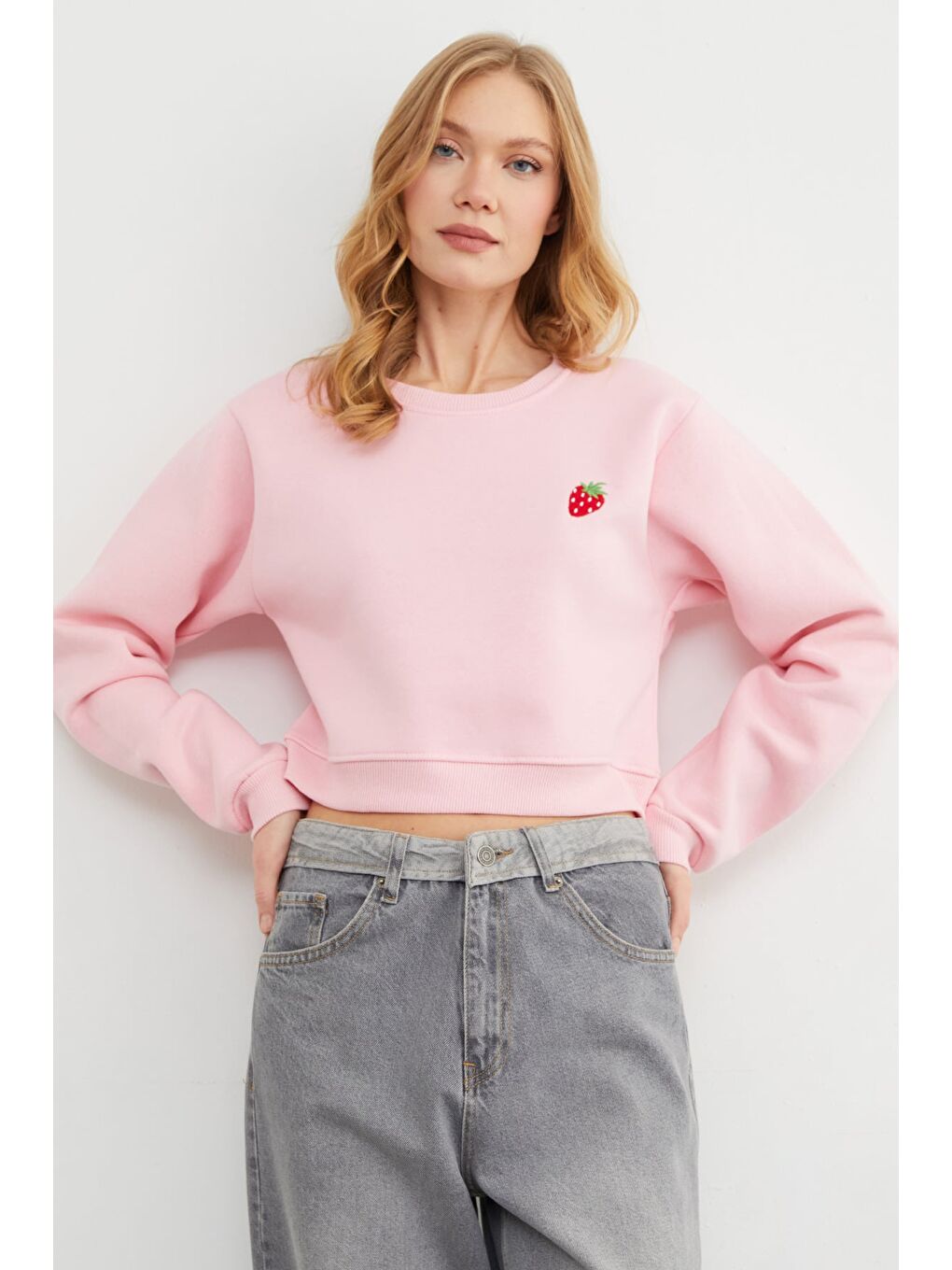 Pembe 3 İplik Çilek Nakışlı Crop Sweatshirt-2