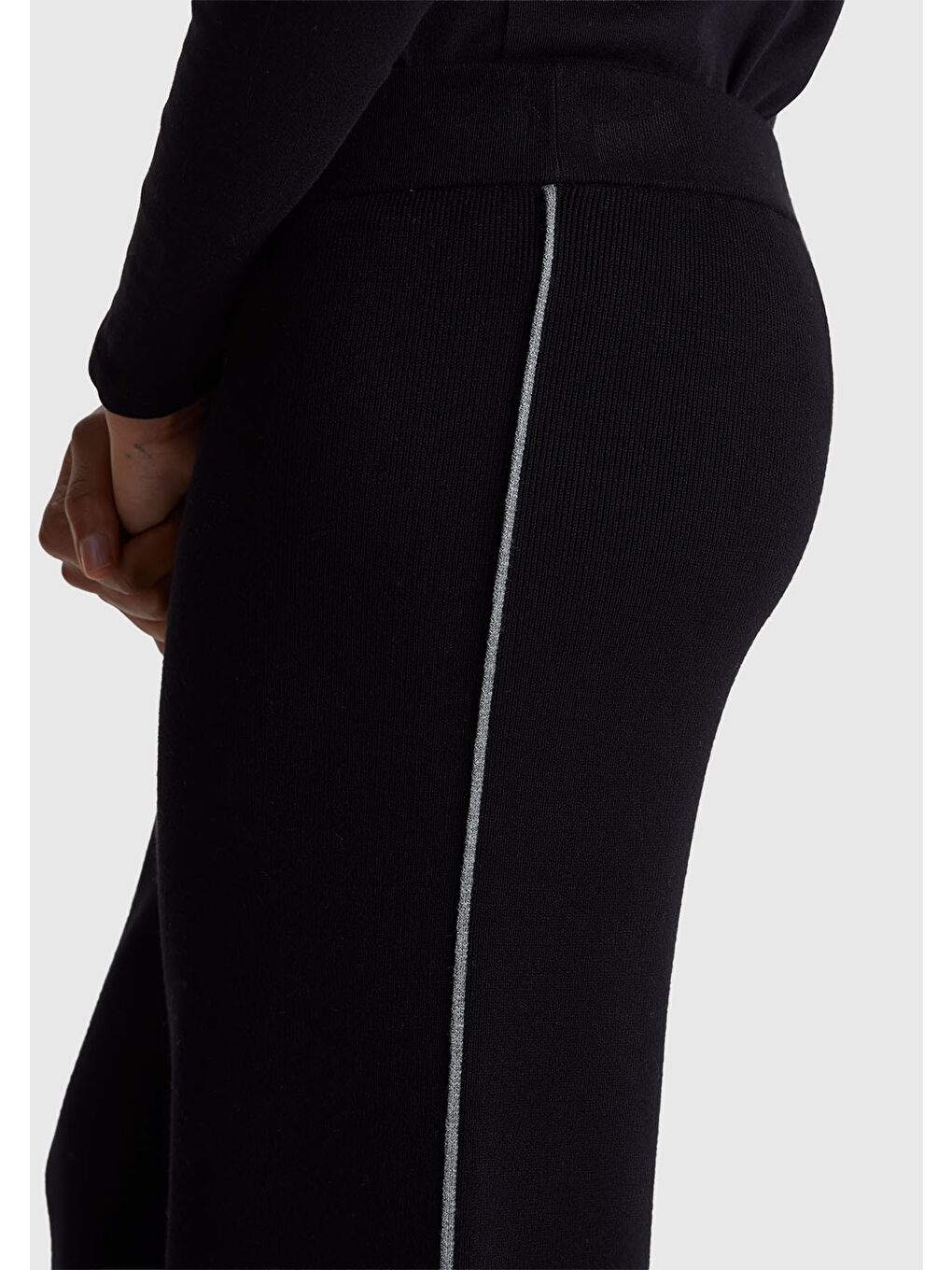 Kadın Siyah Viskoz Karışımlı Beli Lastikli Geniş Paça Pantolon-5