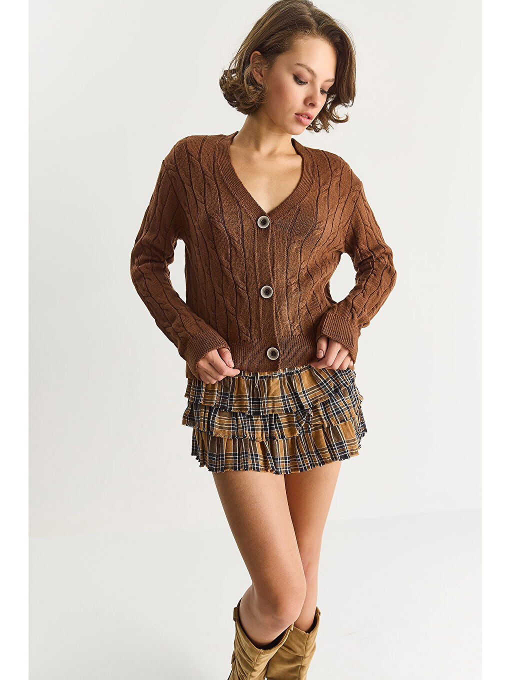 Bej Kadın V Yaka Örgü Desenli Düğmeli Hırka TH-1