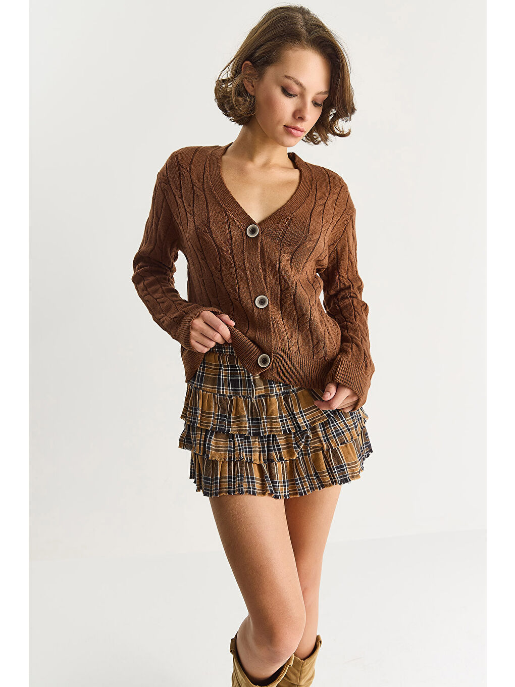 Bej Kadın V Yaka Örgü Desenli Düğmeli Hırka TH-2