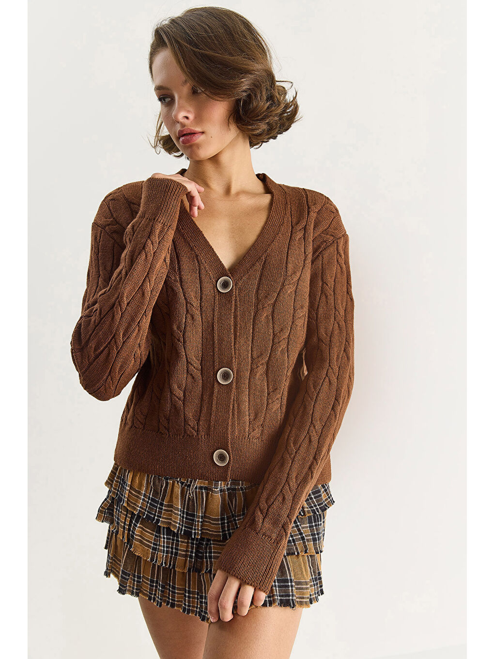 Bej Kadın V Yaka Örgü Desenli Düğmeli Hırka TH-4