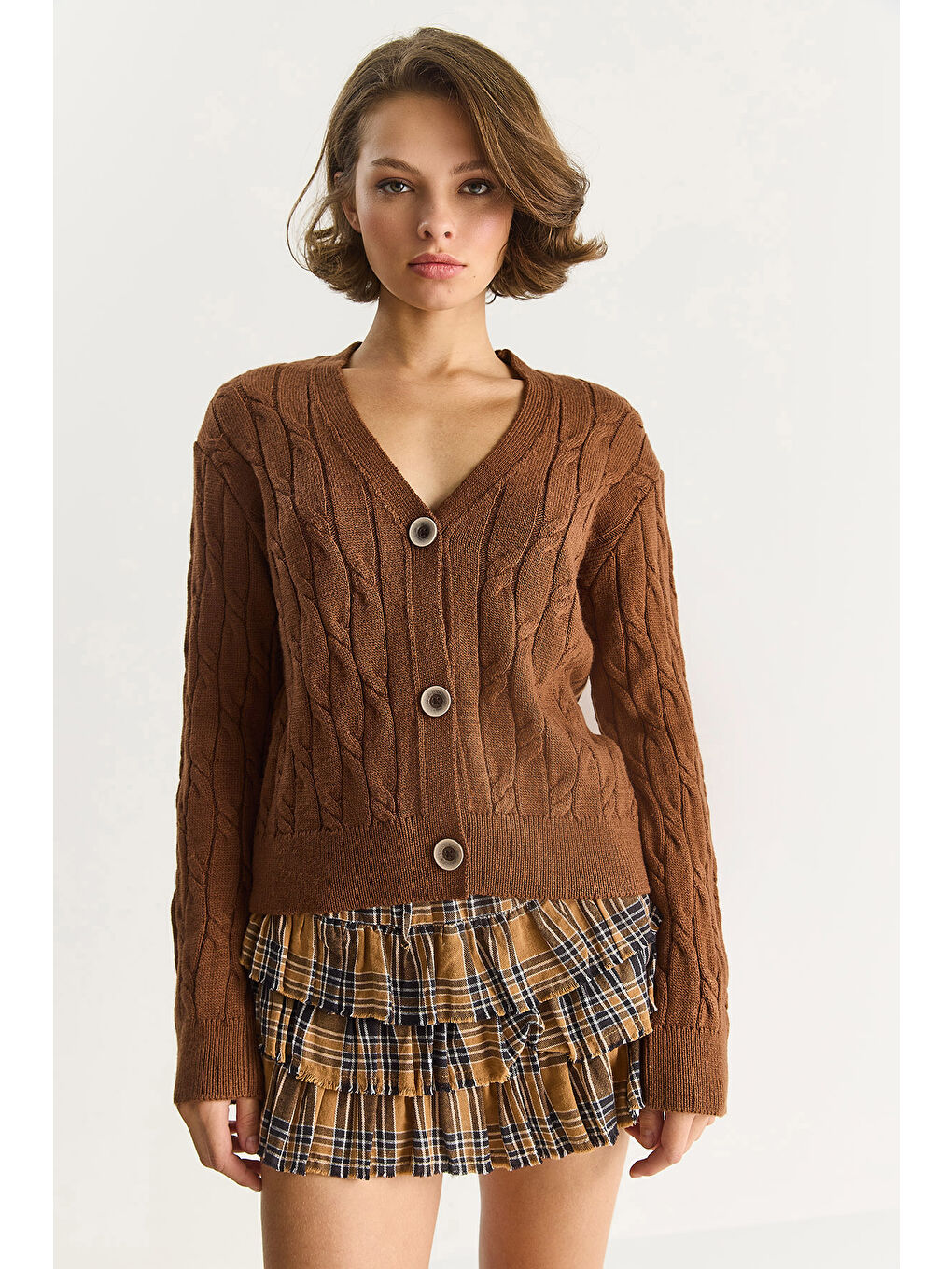 Bej Kadın V Yaka Örgü Desenli Düğmeli Hırka TH-5