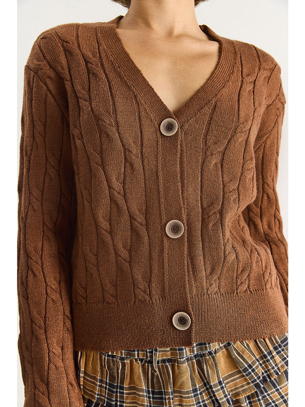 Bej Kadın V Yaka Örgü Desenli Düğmeli Hırka TH-6