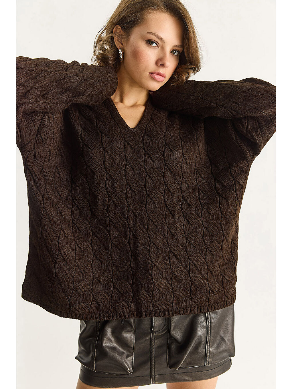 Kahverengi Kadın Oval Yaka Saç Örgü Oversize Triko Kazak TK