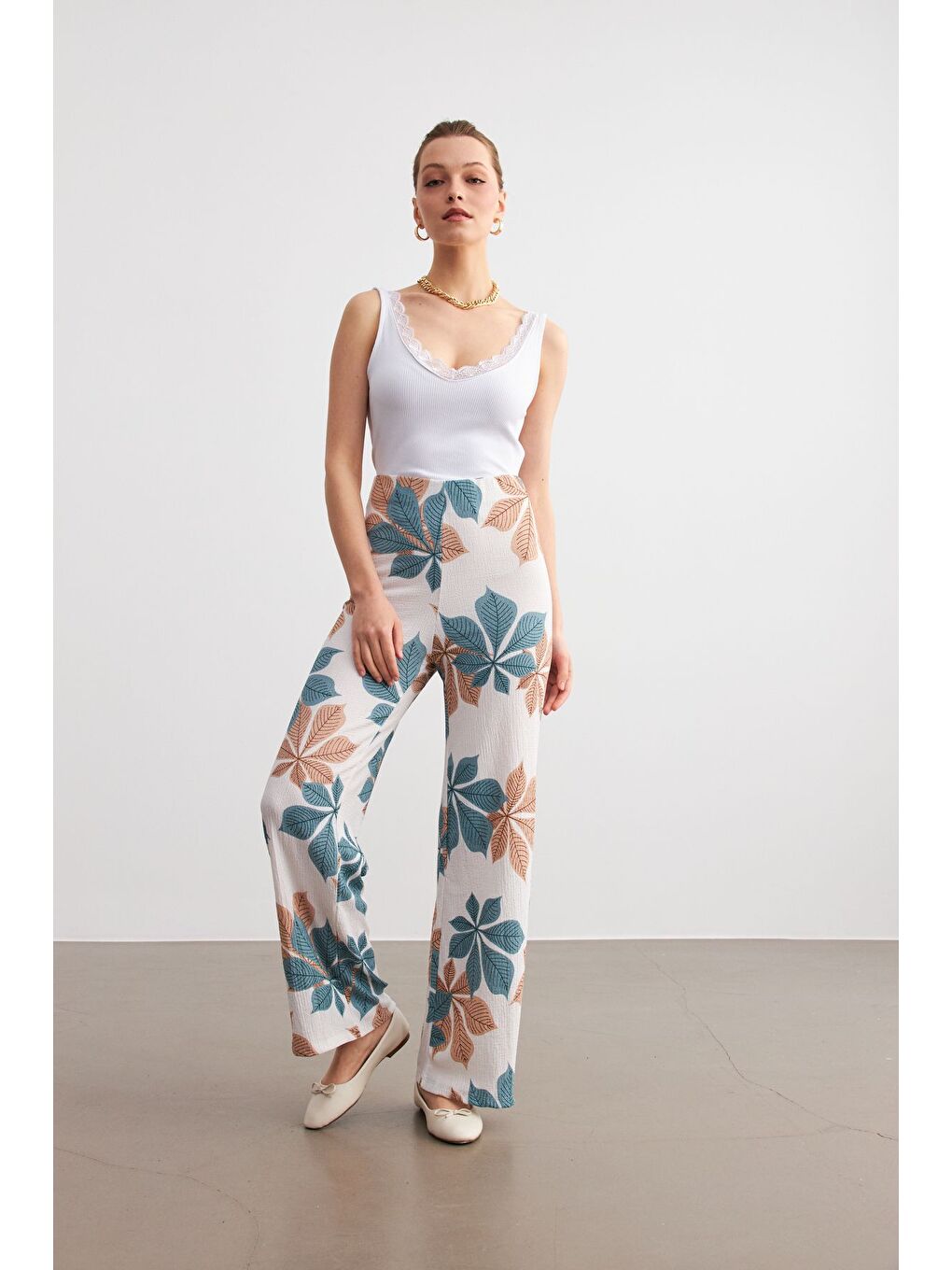 Kadın Açık Mavi Beyaz Çiçek Desenli Boru Paça Pantolon-1