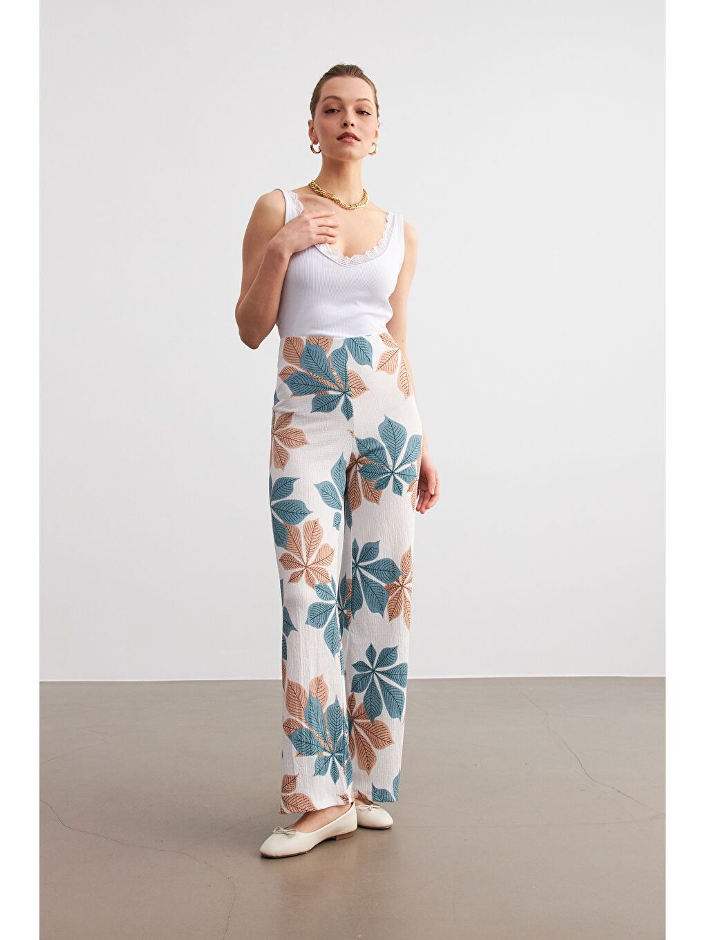 Kadın Açık Mavi Beyaz Çiçek Desenli Boru Paça Pantolon-2