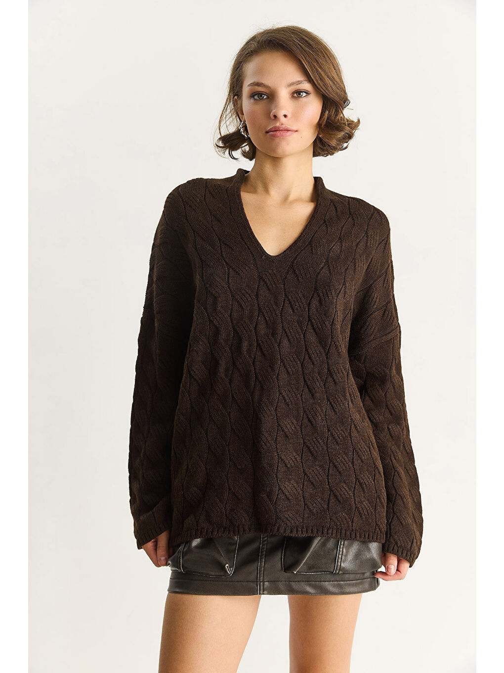 Kahverengi Kadın Oval Yaka Saç Örgü Oversize Triko Kazak TK-1