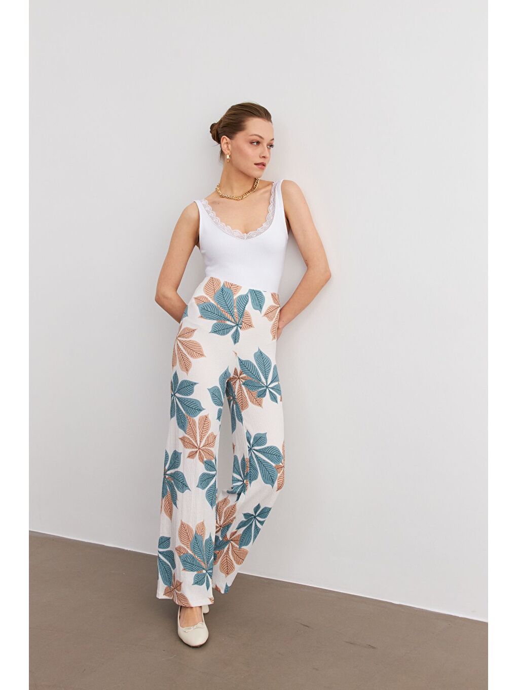 Kadın Açık Mavi Beyaz Çiçek Desenli Boru Paça Pantolon-3