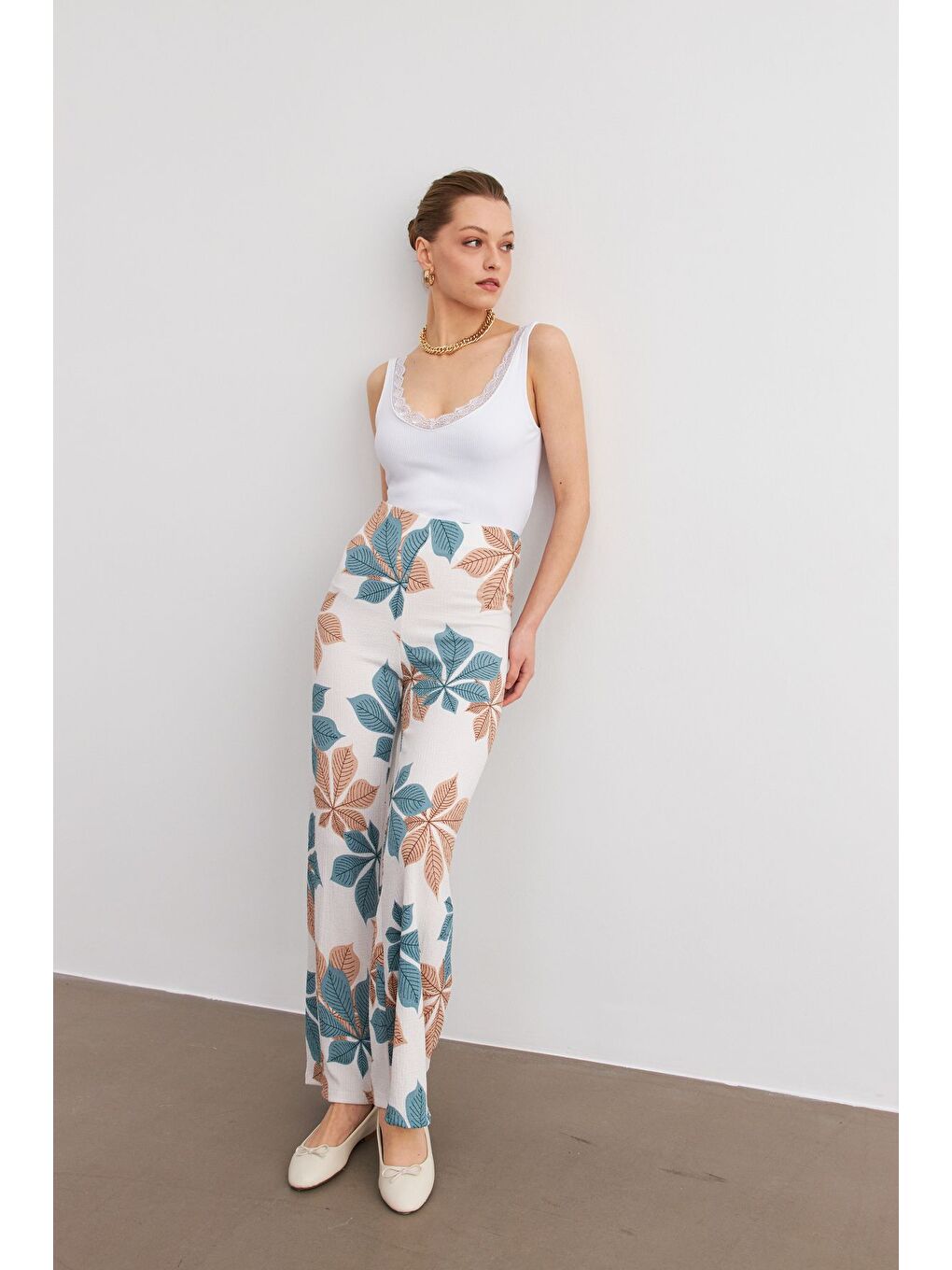 Kadın Açık Mavi Beyaz Çiçek Desenli Boru Paça Pantolon-4