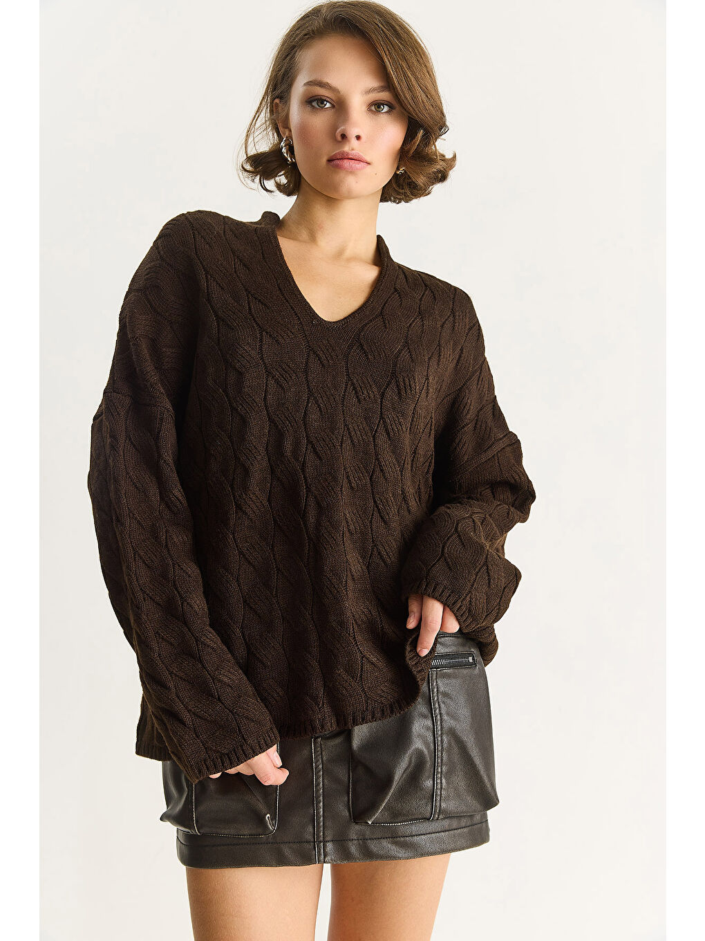 Kahverengi Kadın Oval Yaka Saç Örgü Oversize Triko Kazak TK-2