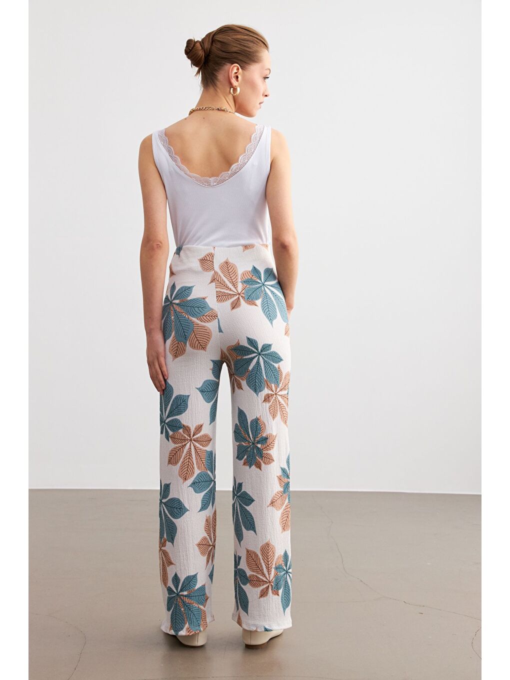 Kadın Açık Mavi Beyaz Çiçek Desenli Boru Paça Pantolon-5