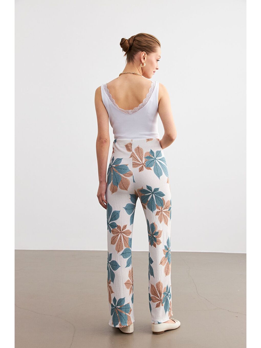 Kadın Açık Mavi Beyaz Çiçek Desenli Boru Paça Pantolon-6