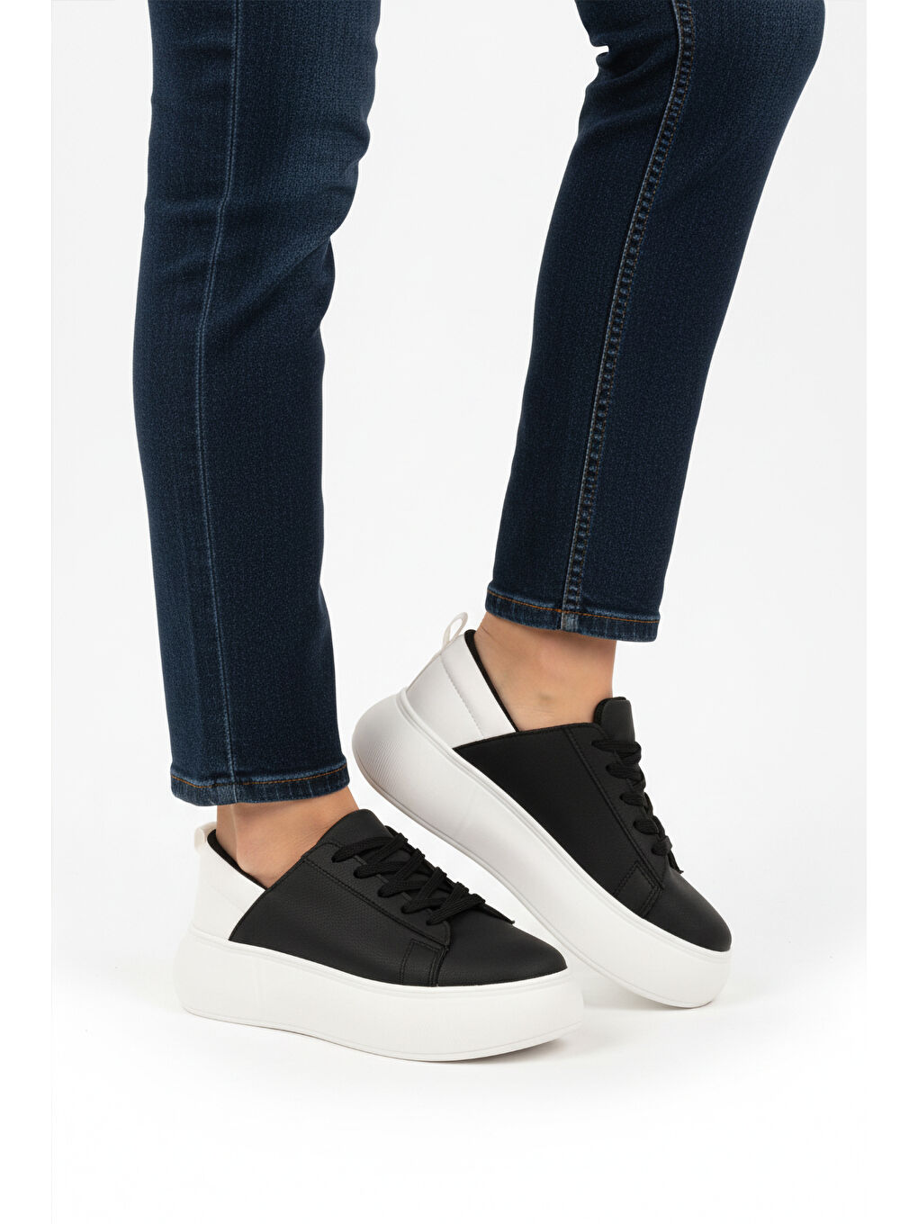 Siyah Beyaz Kalın Taban Bağcıklı Unisex Spor Ayakkabı OZ-03 Z