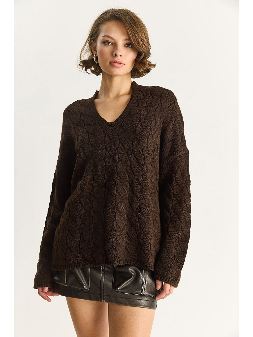 Kahverengi Kadın Oval Yaka Saç Örgü Oversize Triko Kazak TK-3