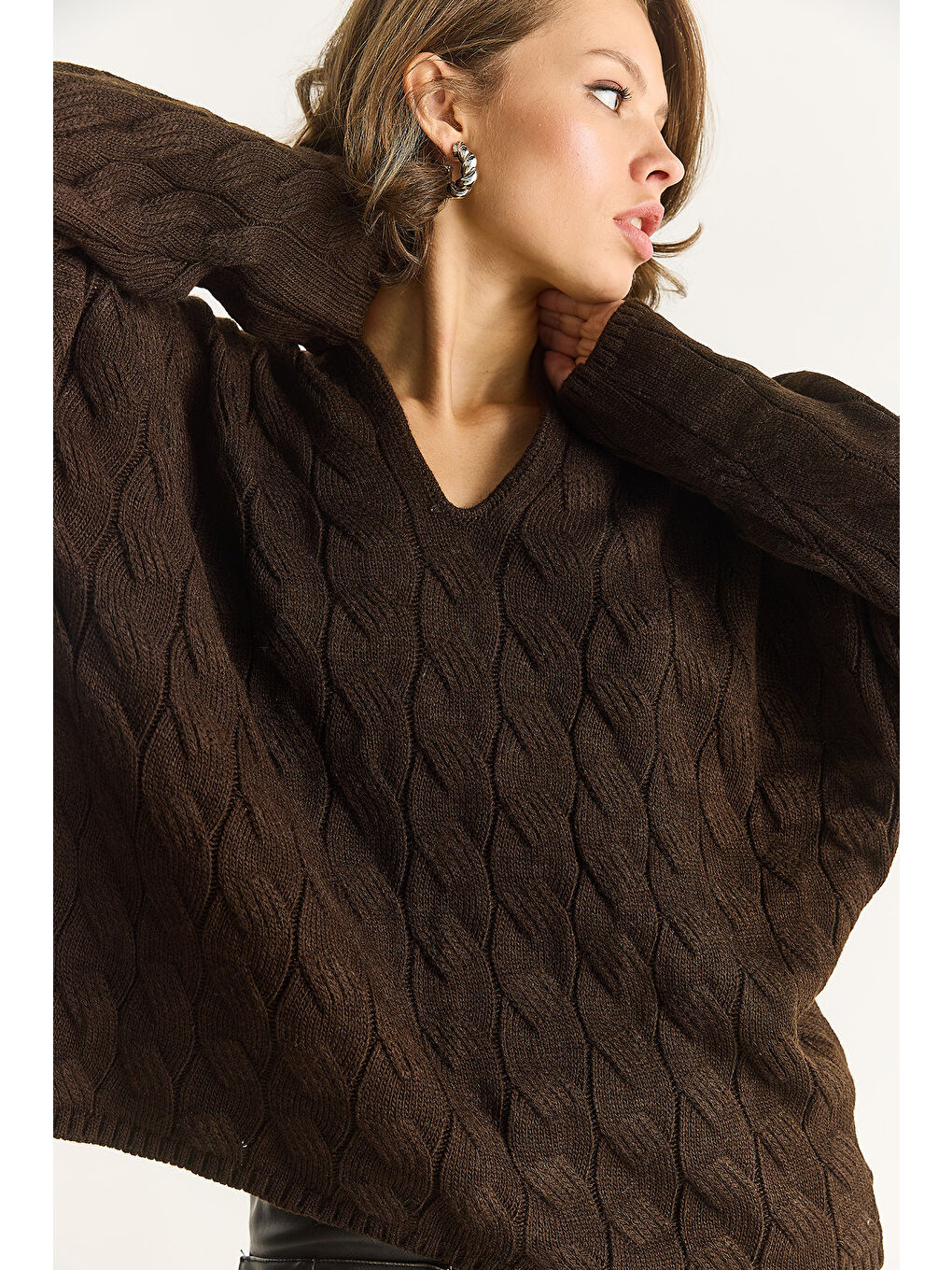 Kahverengi Kadın Oval Yaka Saç Örgü Oversize Triko Kazak TK-4