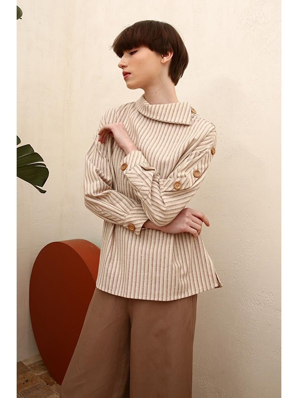 Kahverengi Camel-Pamuklu Omuzdan Düğmeli Çizgili Bluz-4