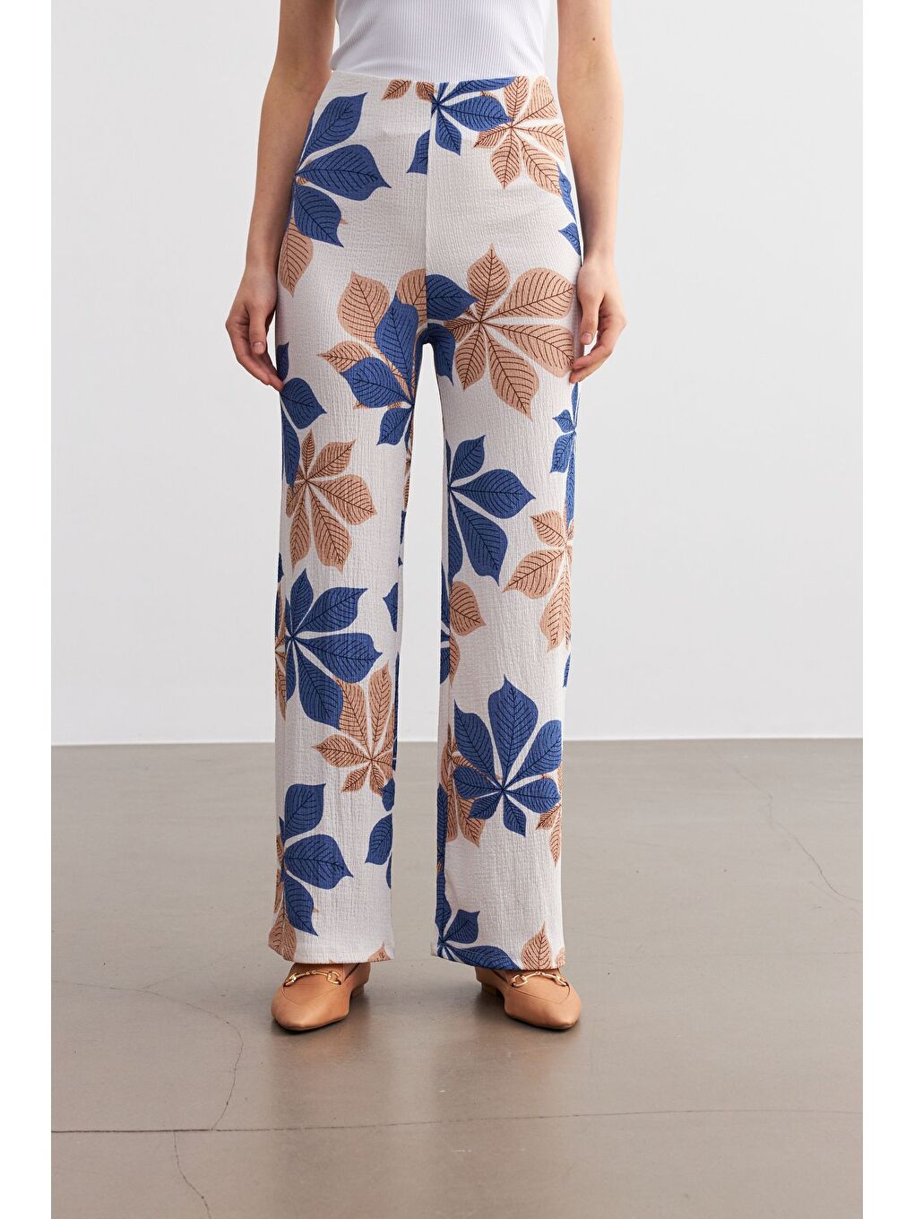 Kadın Sax Mavi Beyaz Çiçek Desenli Boru Paça Pantolon