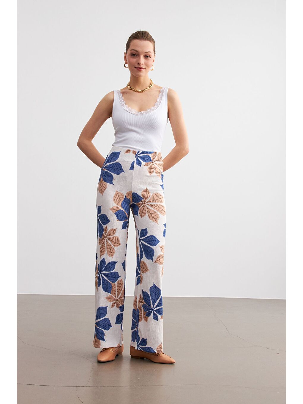 Kadın Sax Mavi Beyaz Çiçek Desenli Boru Paça Pantolon-1
