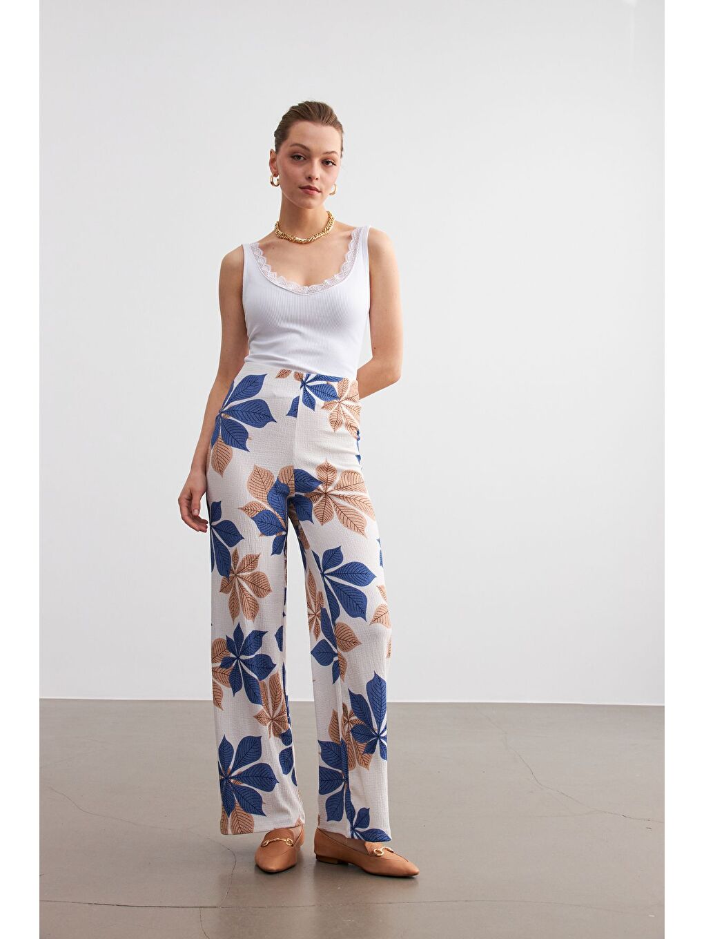 Kadın Sax Mavi Beyaz Çiçek Desenli Boru Paça Pantolon-2