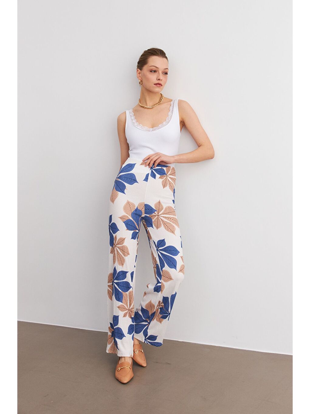 Kadın Sax Mavi Beyaz Çiçek Desenli Boru Paça Pantolon-3