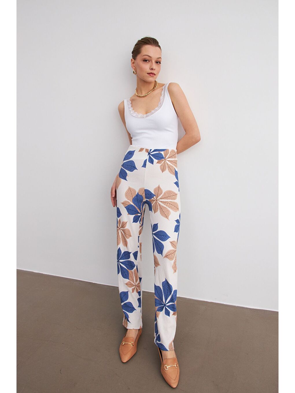 Kadın Sax Mavi Beyaz Çiçek Desenli Boru Paça Pantolon-4