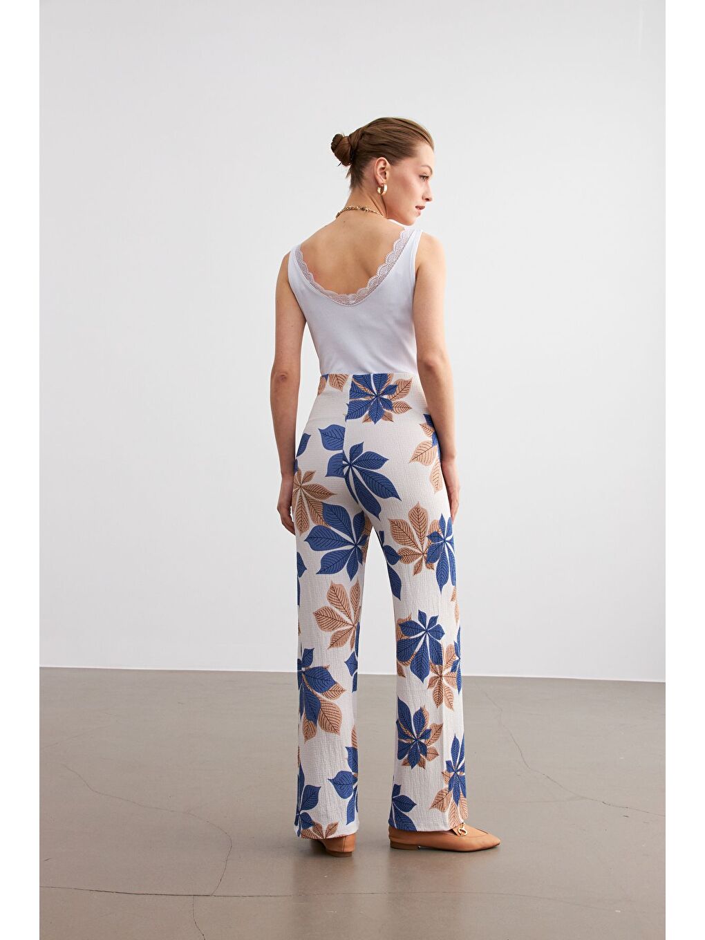 Kadın Sax Mavi Beyaz Çiçek Desenli Boru Paça Pantolon-5