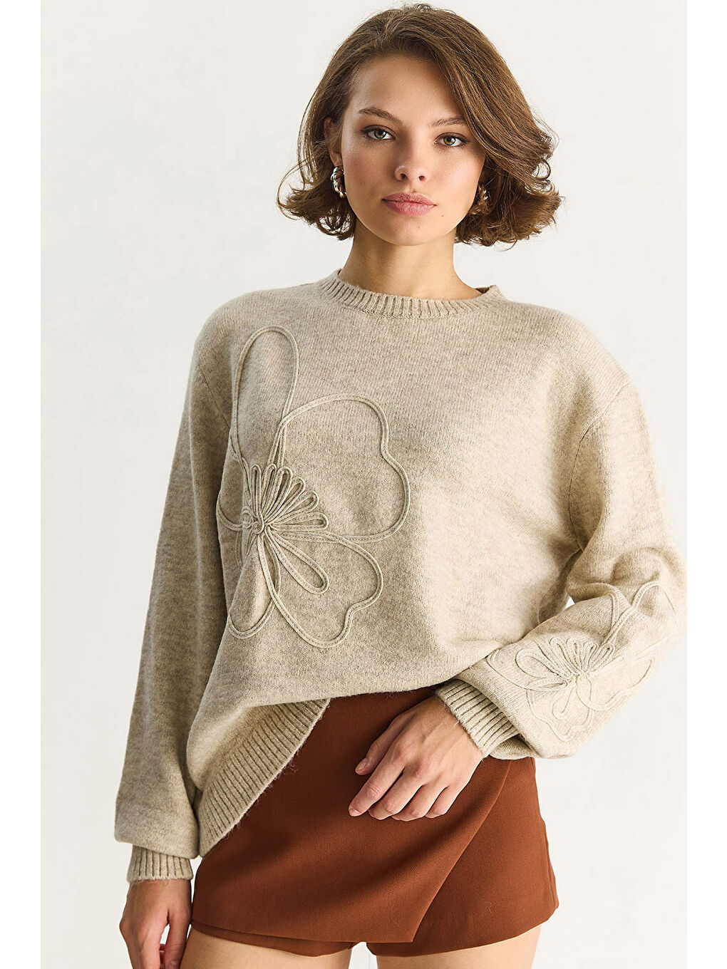 Bej Kadın Yumuşak Dokulu Çiçek Desen İşlmeli Triko Kazak