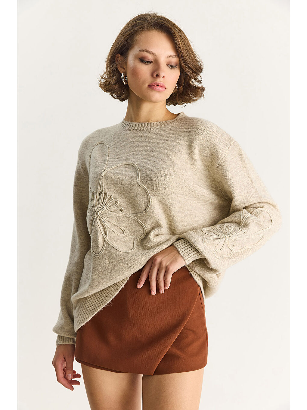 Bej Kadın Yumuşak Dokulu Çiçek Desen İşlmeli Triko Kazak-1