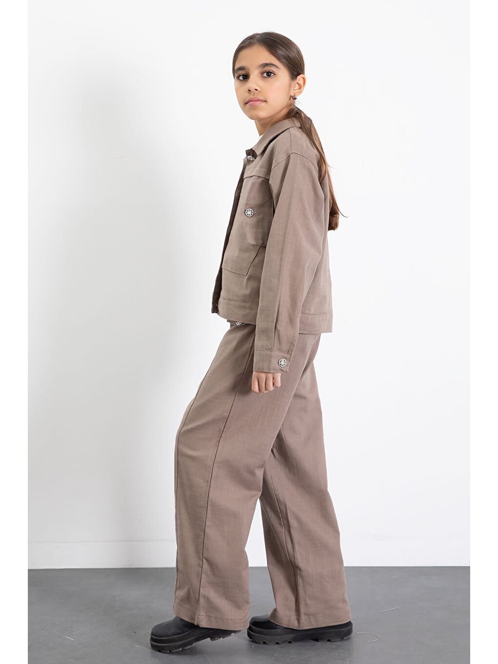 Kahverengi Düğme Detaylı Keten Gömlekli Pantolonlu Kız Çocuk 2li Takım 23517-4
